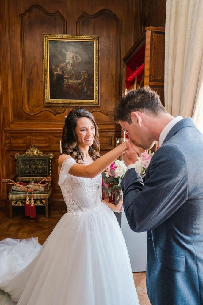 le marié est en train de baiser la main de la mariée