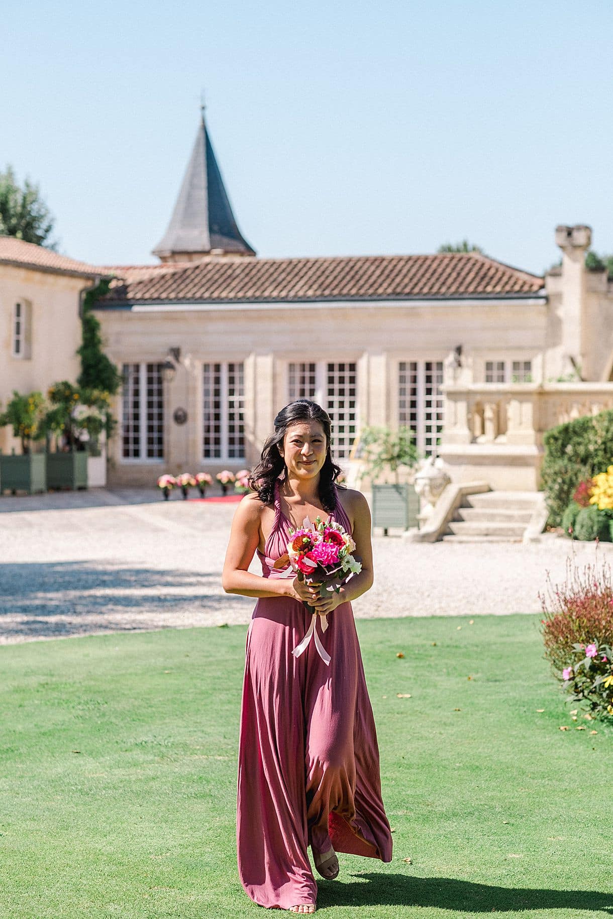 la témoin de la mariée est en train d'arriver sur la cérémonie laique au château pape clement