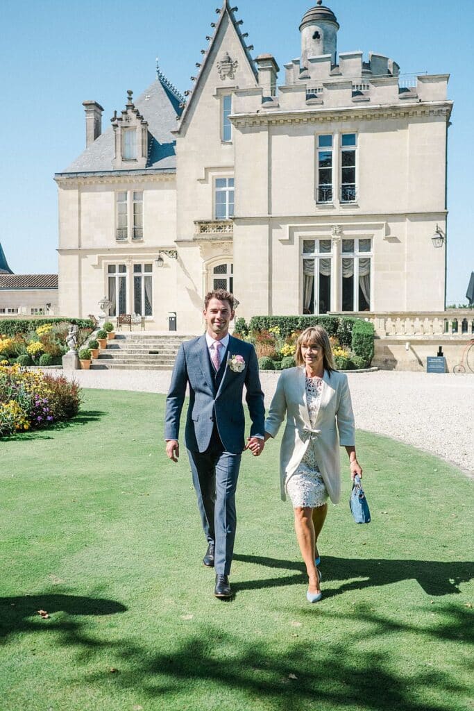 le marié est en train d'arriver au bras de sa maman à la cérémonie laique au château pape clement