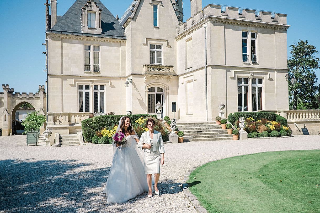 la mariée est au bras de sa maman pour arrivé à la cérémonie laique