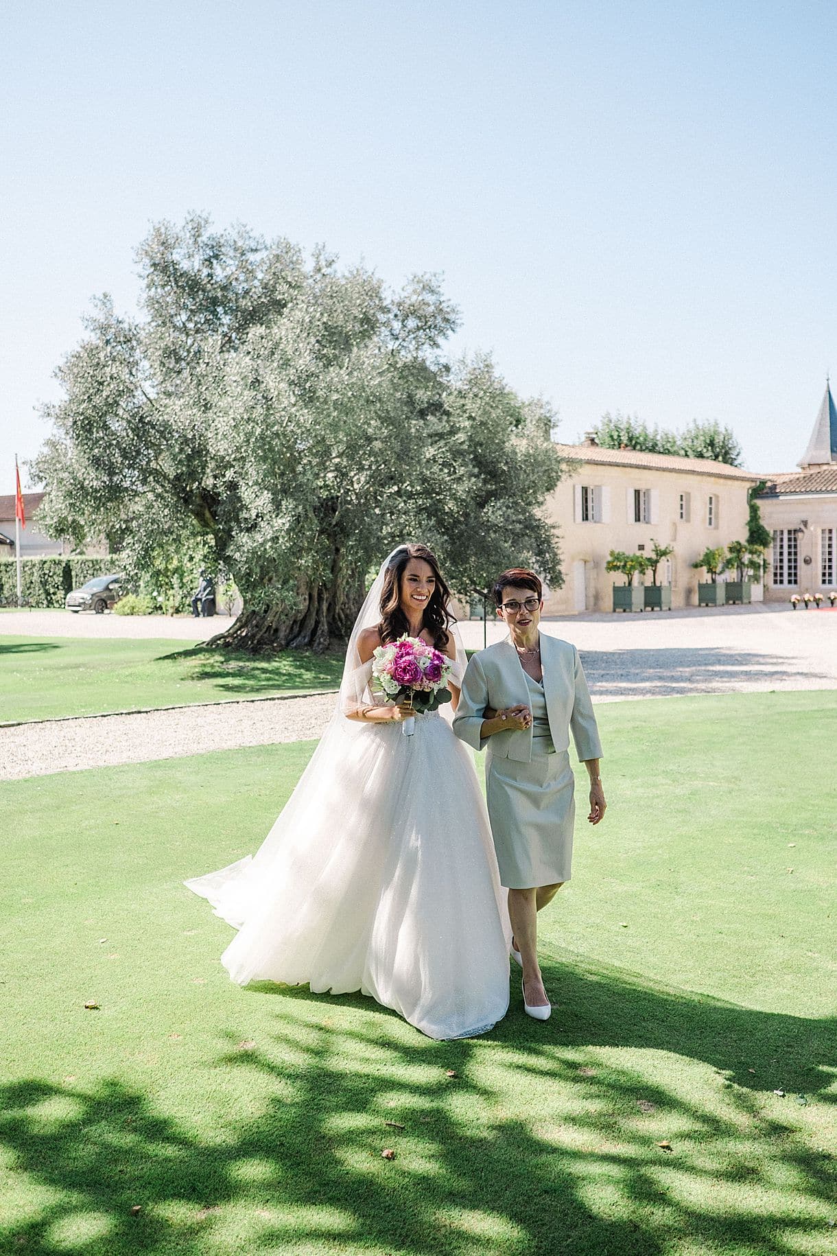 la mariée est arrivé à la cérémonie laique avec sa maman au château pape clement