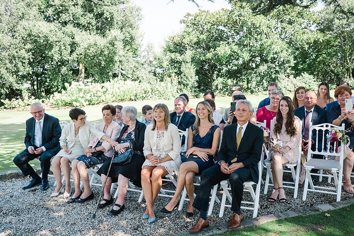 les invités ont le sourire pendant la cérémonie