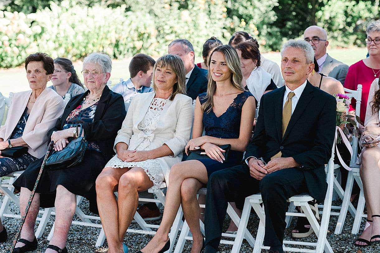 les parents des mariés ont beaucoup d'émotions