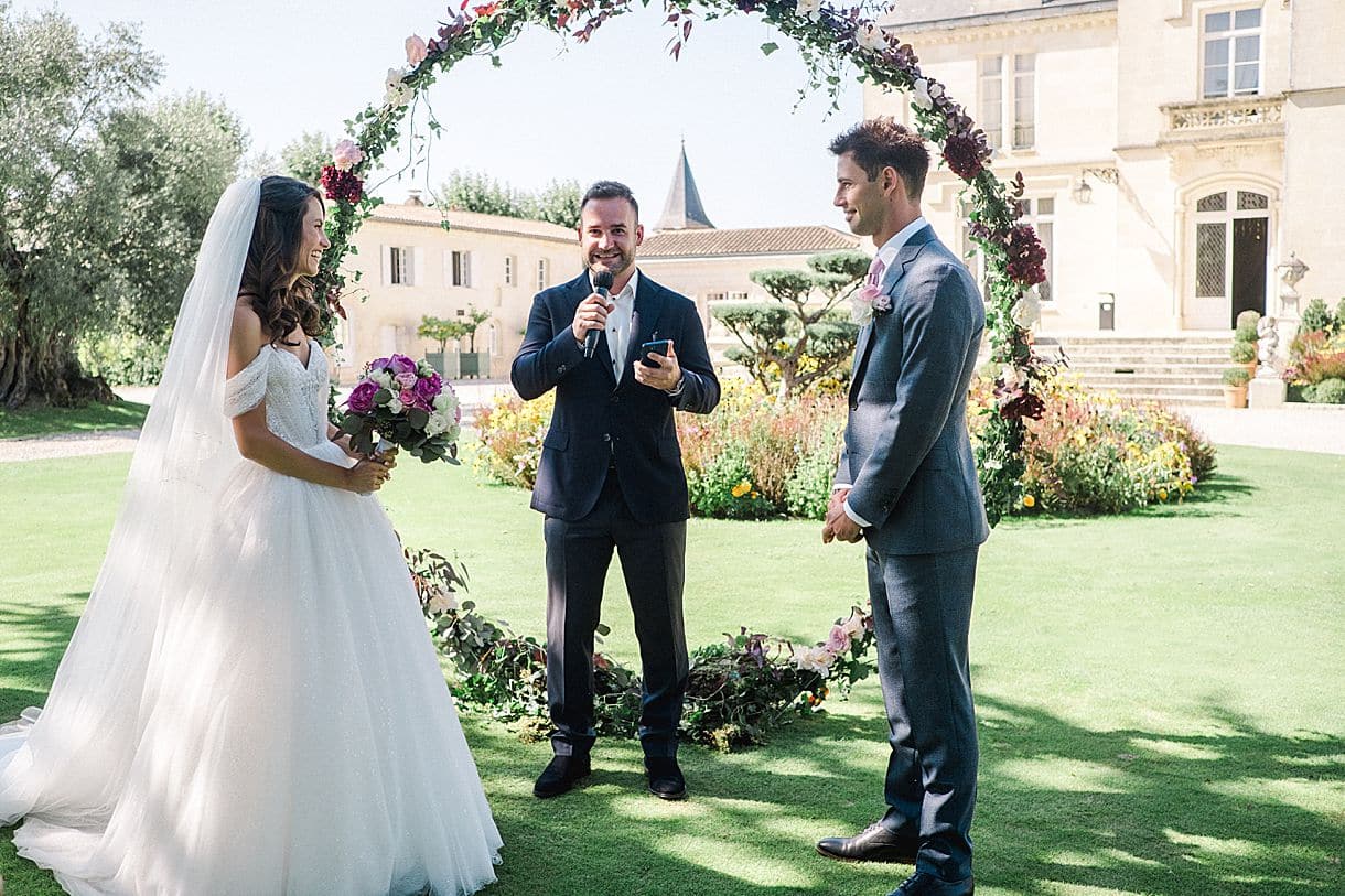 le maitre de cérémonie est en train de célébrer le mariage