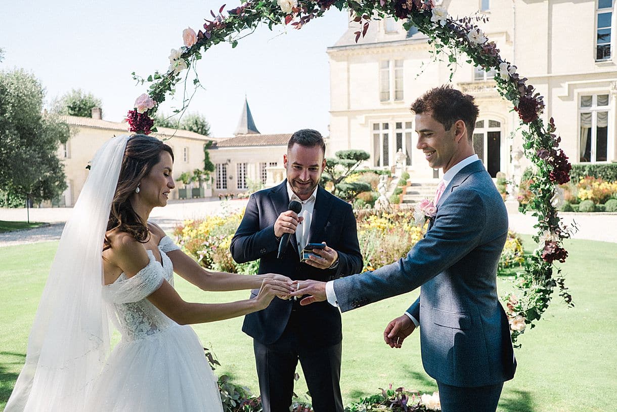 la mariée met la bague au doigt au marié