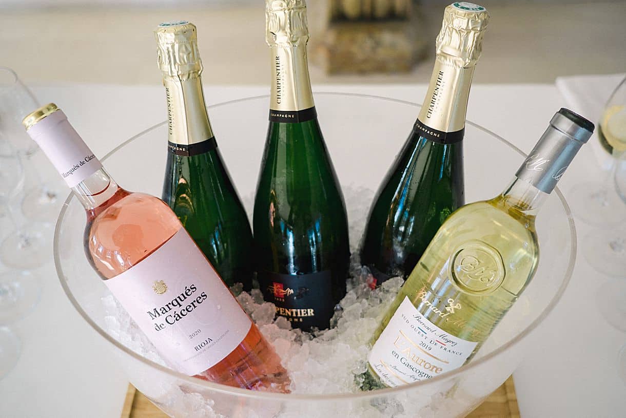 détail des bouteilles de champagne au château pape clement