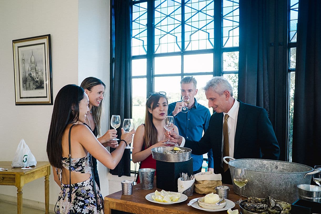 le traiteur Mont blanc à Saint jean d'illac est en train de faire le service au cocktail du mariage au château pape clément