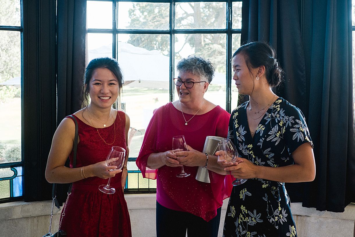 Les invités trinquent pendant le cocktail