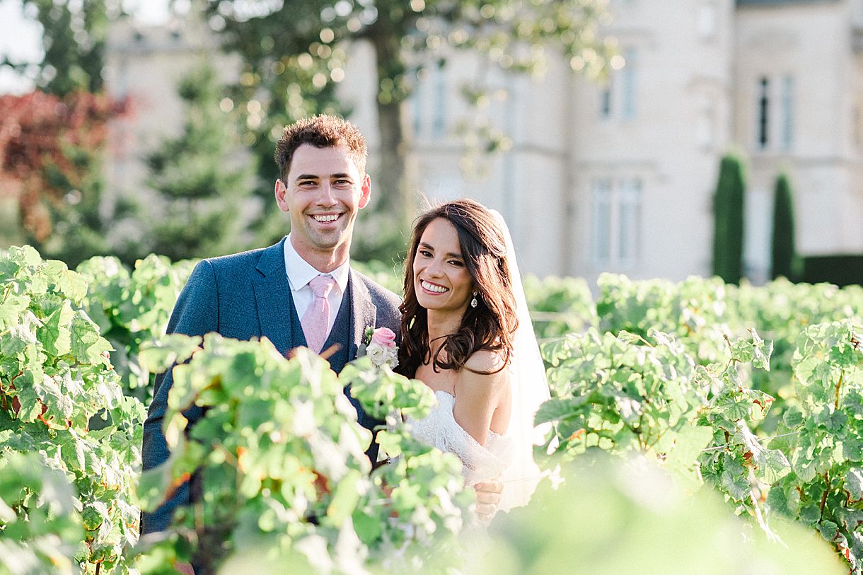 seance couple des mariés dans les vignes du château pape clément à Pessac