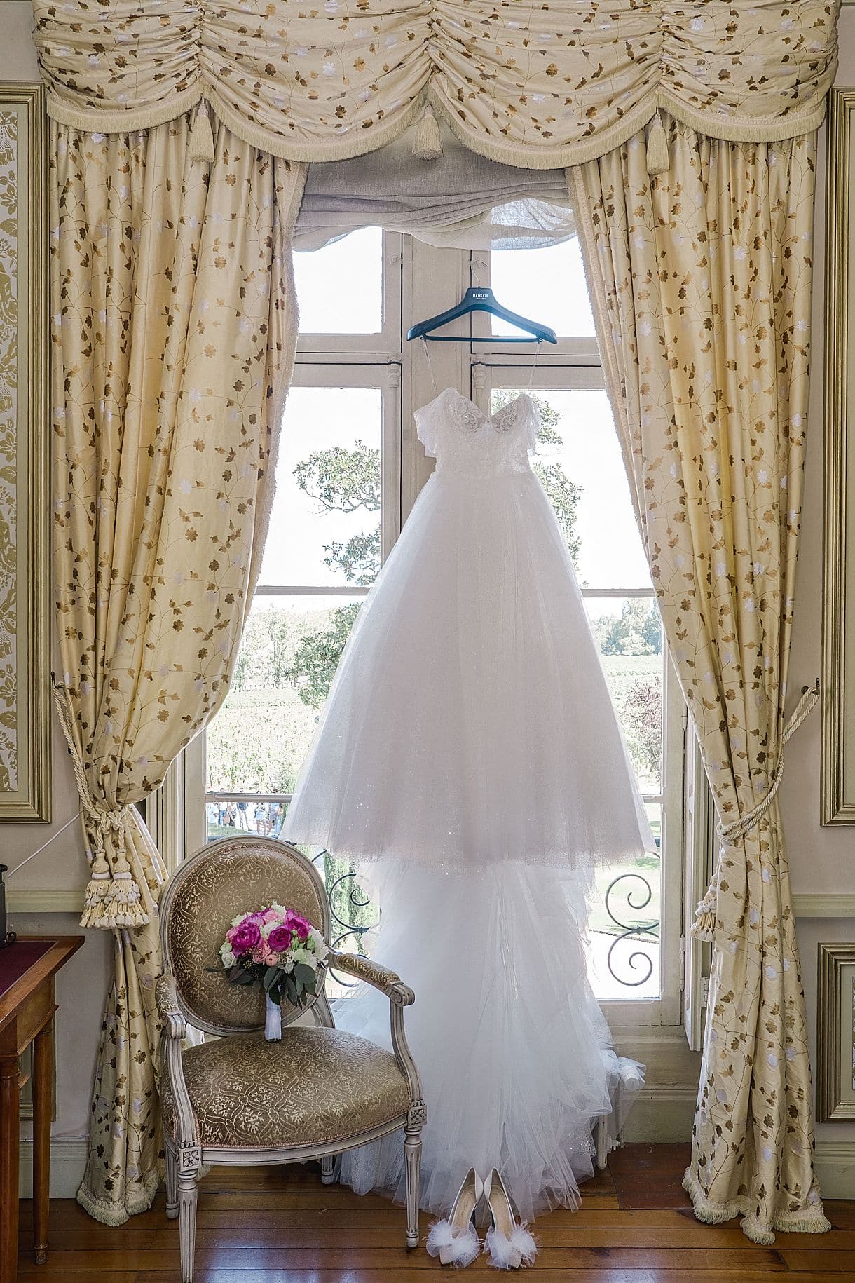détail de la robe de la mariée au château pape clement