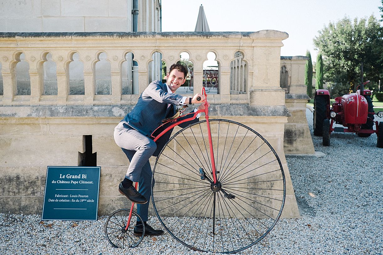 le marié est en train de faire du petit vélo