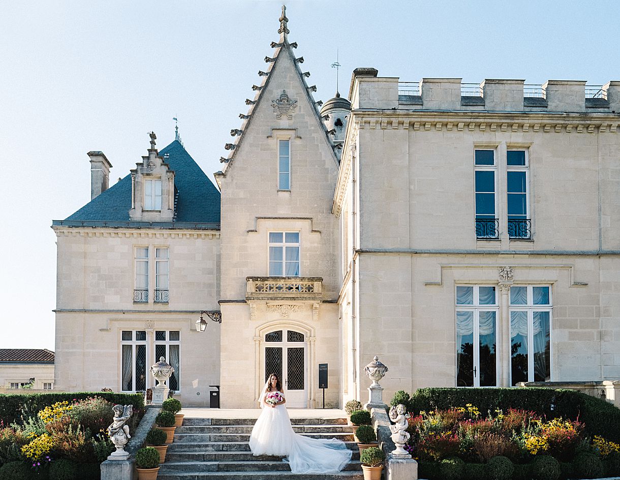 la mariée est sur les escalier du château pape clément à Pessac