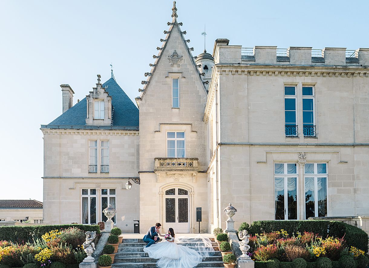 les mariés sont sur les escaliers du château pape clément