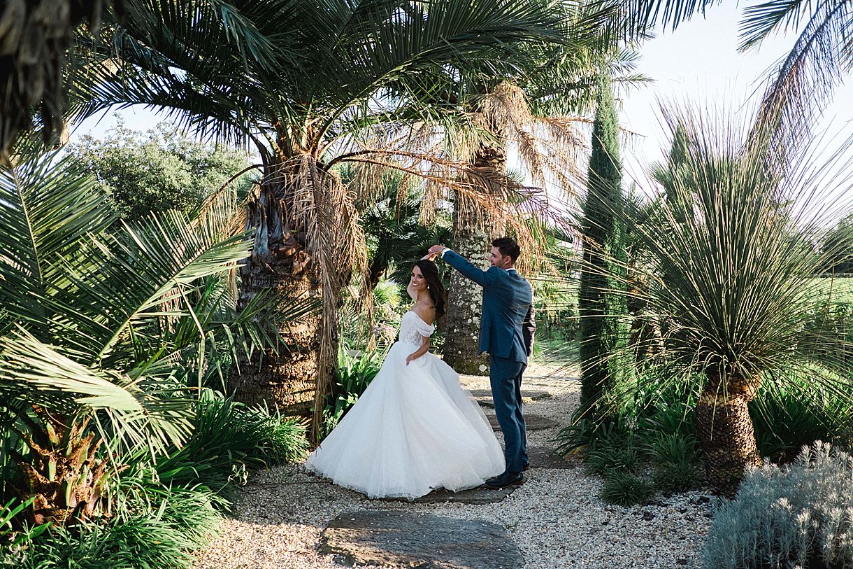 la mariée est en train de danser dans le côté californien du château pape clément