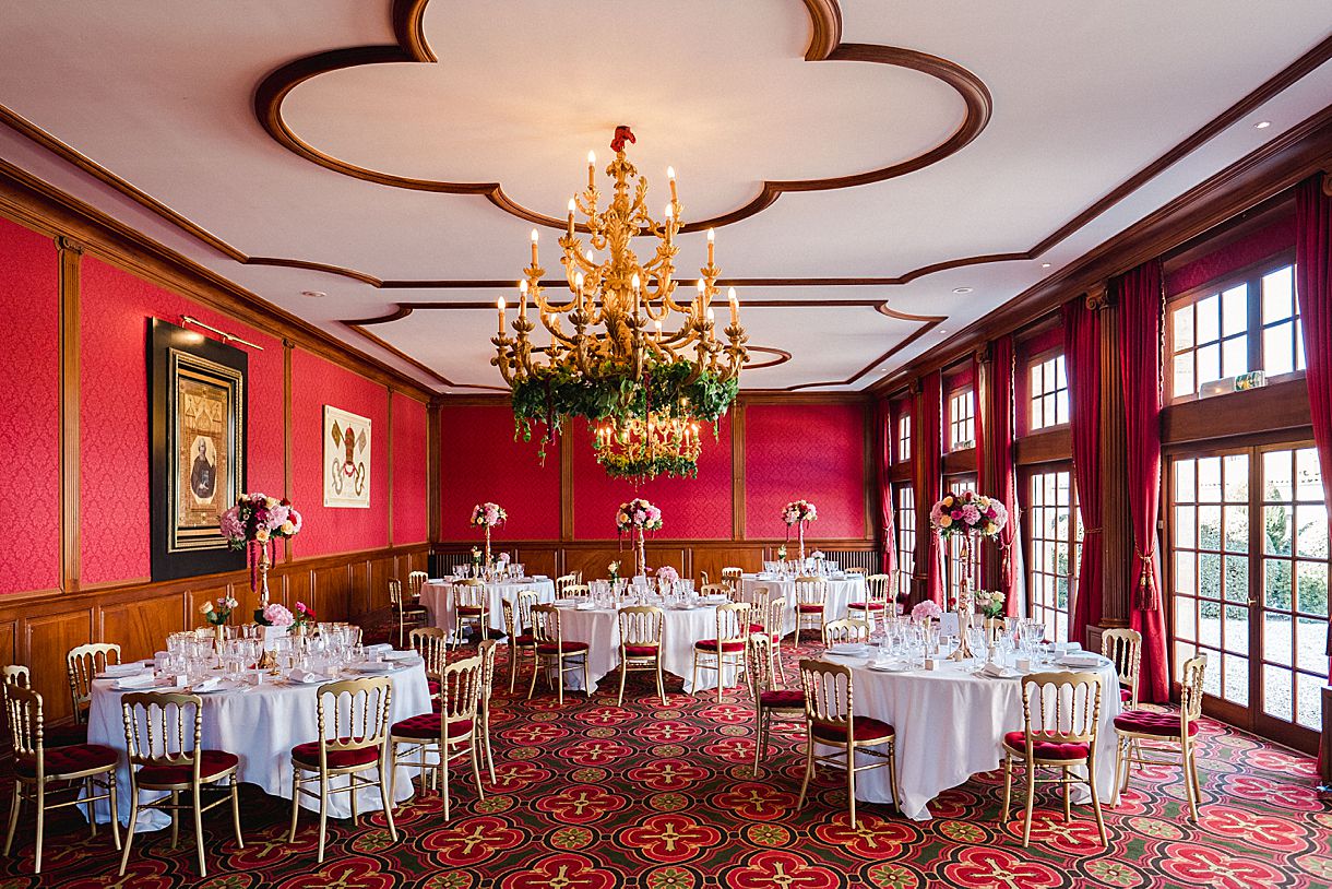 vue d'ensemble à l'intérieur de la salle de réception au château pape clément