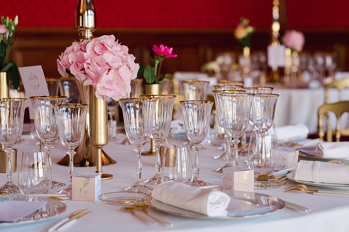 détail de la table de réception au château pape clément