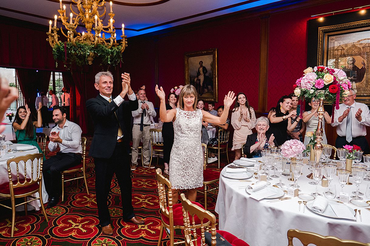 les invités applaudissent les mariés