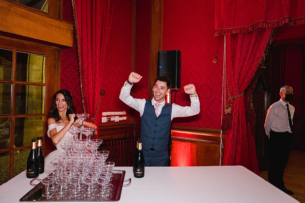les mariés sont happy devant leur fontaine de champagne