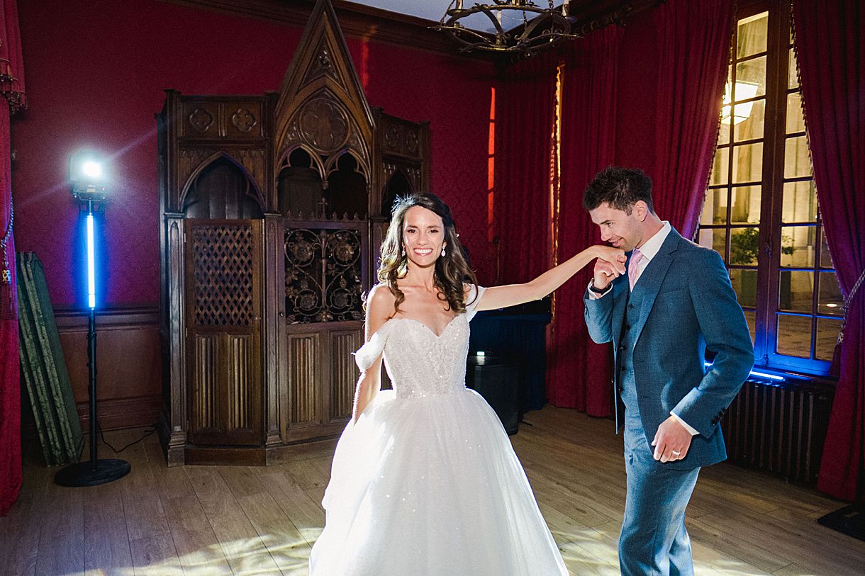 les mariés sont en train de faire leur première danse au château pape clément