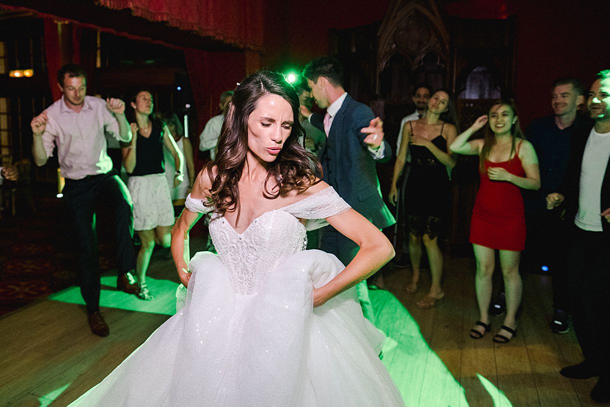 le dancefloor a commencé et les invités sont en train de danser en compagnie de la mariée