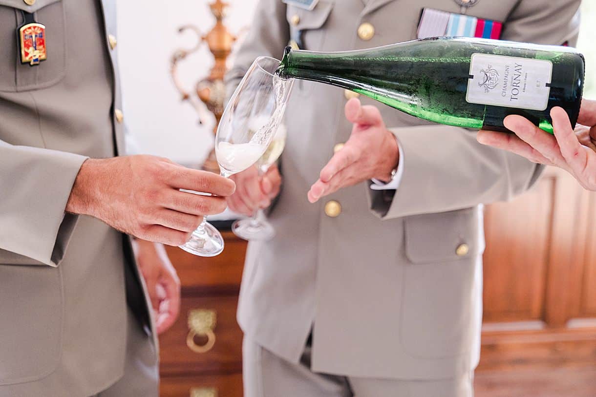 détail de la bouteille de champagne du mariage de marine et louis