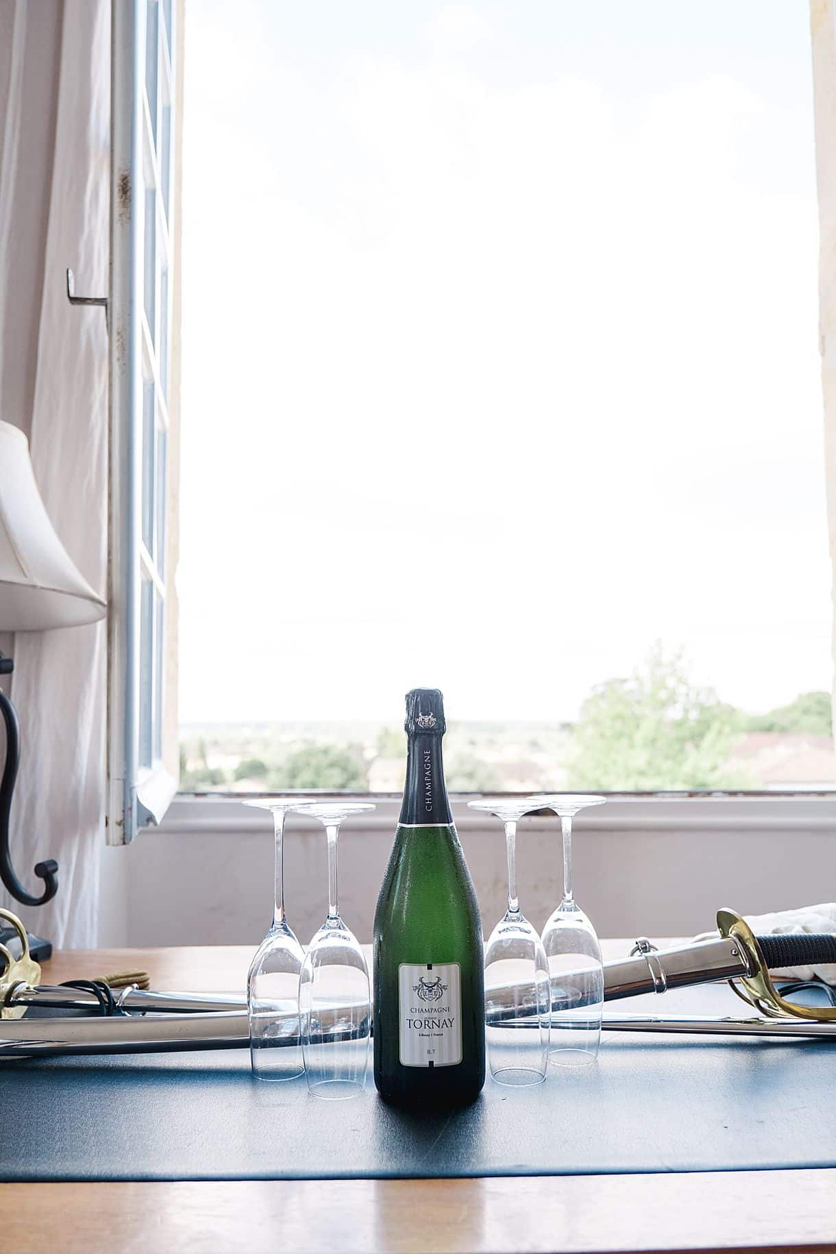 détail de la bouteille de champagne avec les verres pour les préparatifs de louis au chateau de birot