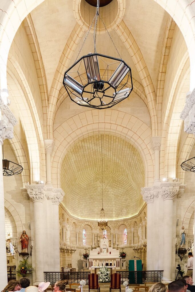 photos d'ensemble de l'église pendant le mariage de marine et louis