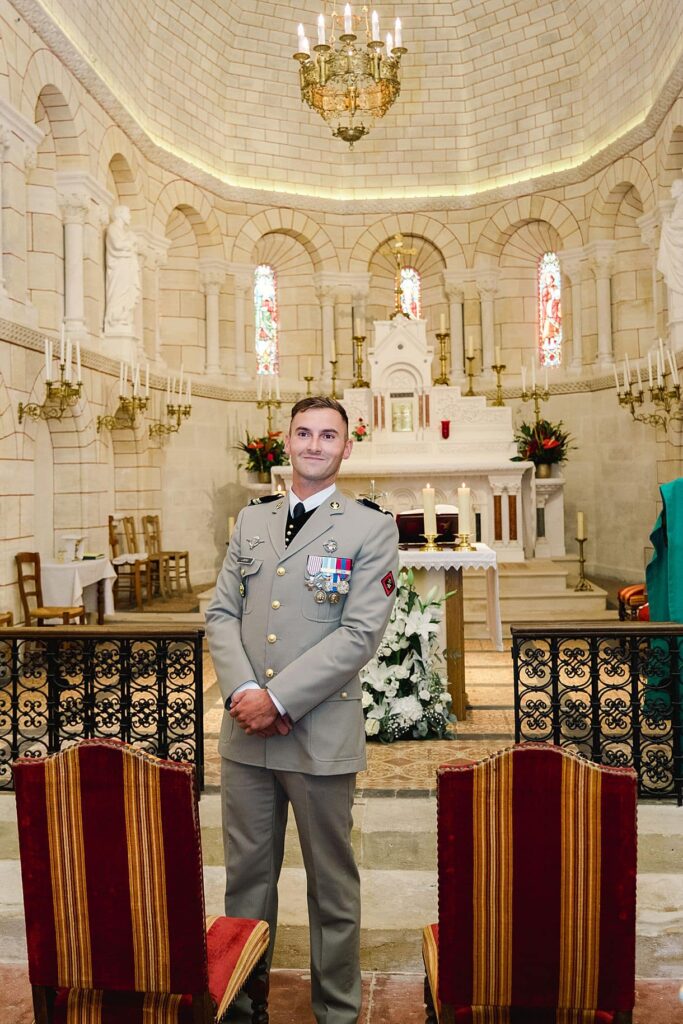 la marié attend la mariée dans l'église