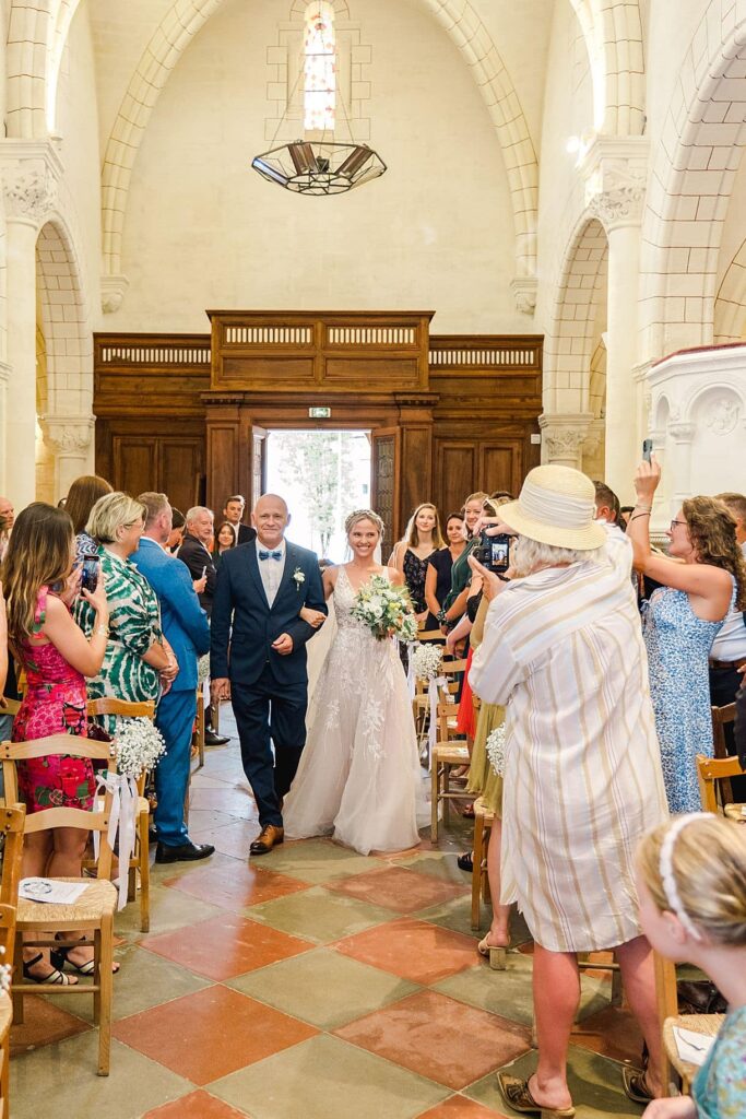 voici l'entrée de la mariée dans l'église au bras de son papa