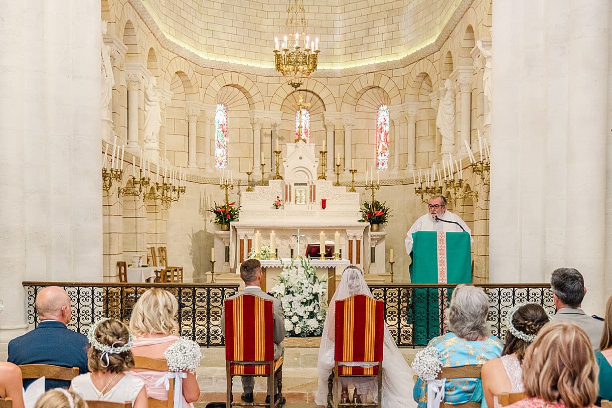 le pretre fait un discour pour les mariés dans l'église