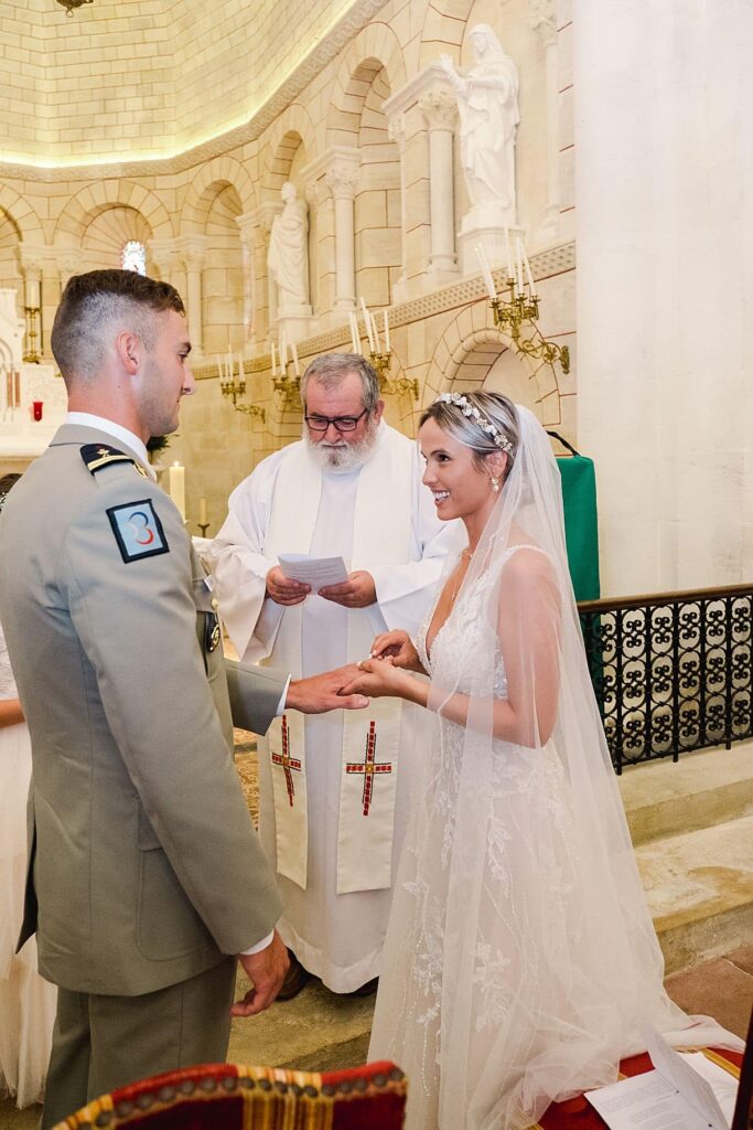 la mariée met la bague au doigt au marié à l"église