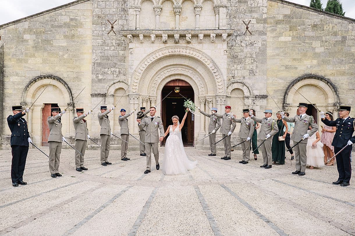 Marine et louis sortent de l'église pour leur mariage