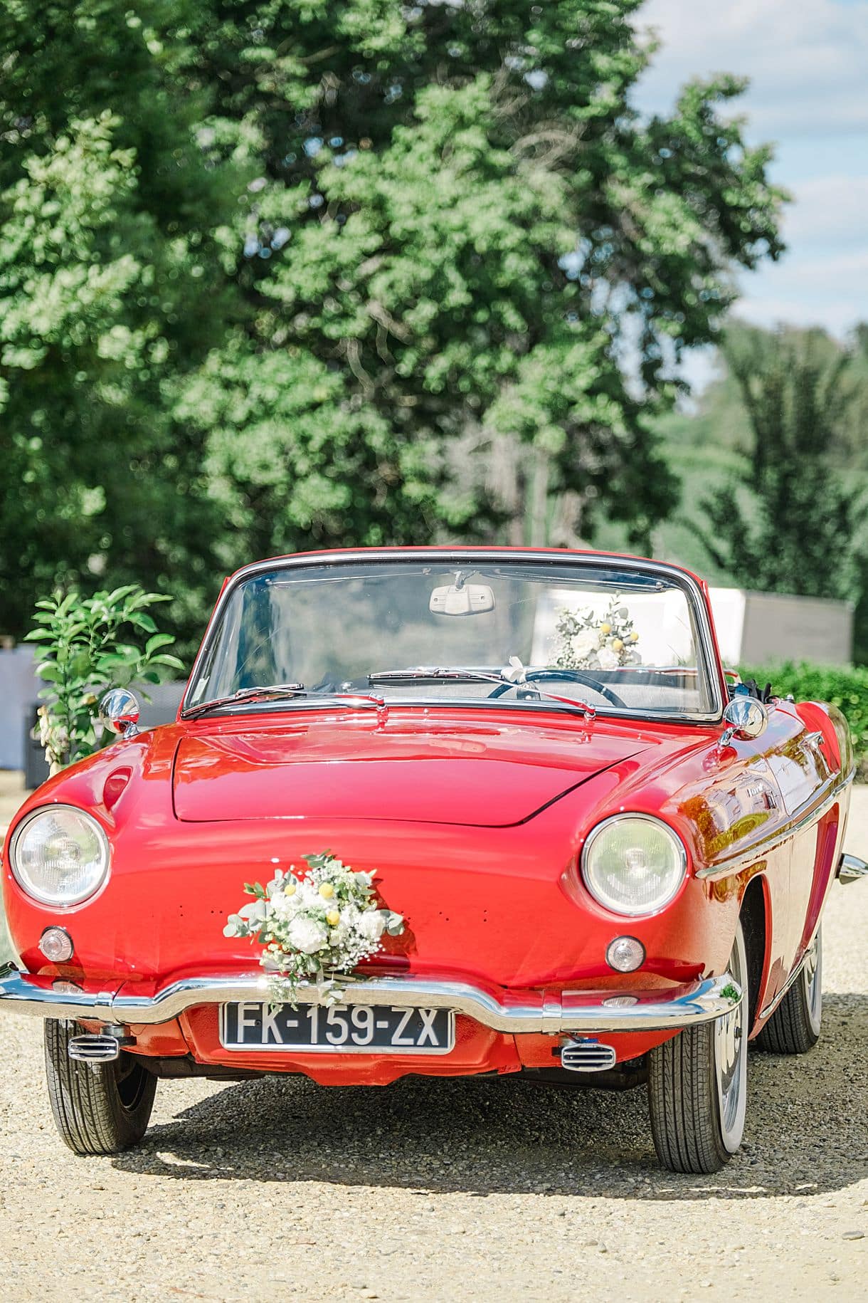 détail des fleurs de la voiture de collection des mariés