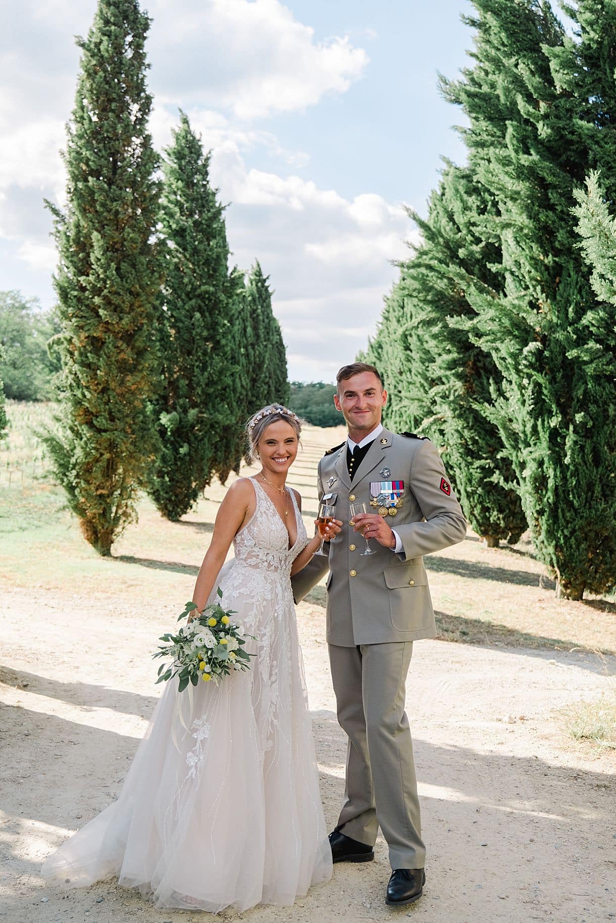 photos des mariés en train d'ouvrir le cocktail et tchin ensemble au chateau de birot