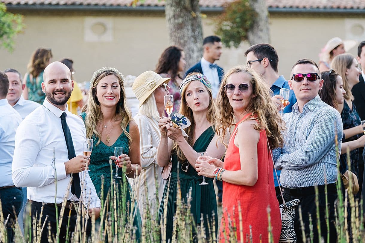 les invités rigolent pendant le cockail du mariage de marine et louis au chateau de birot