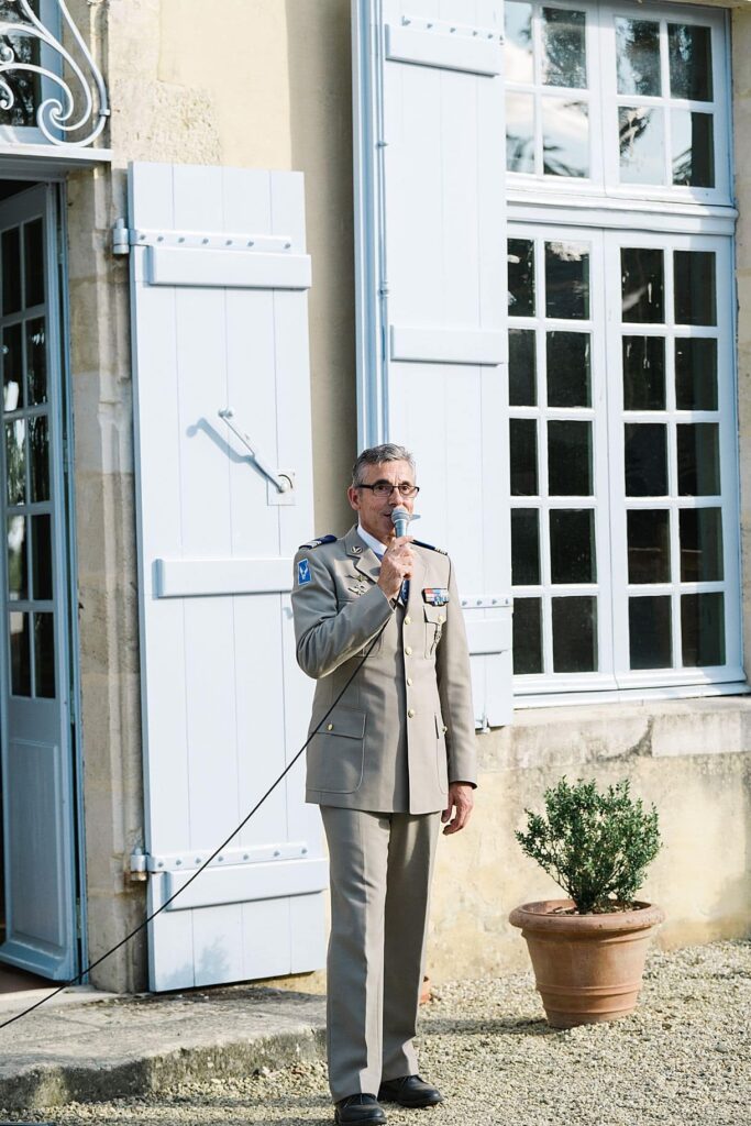 le papa du marié fait un discours pour les mariés au chateau de birot