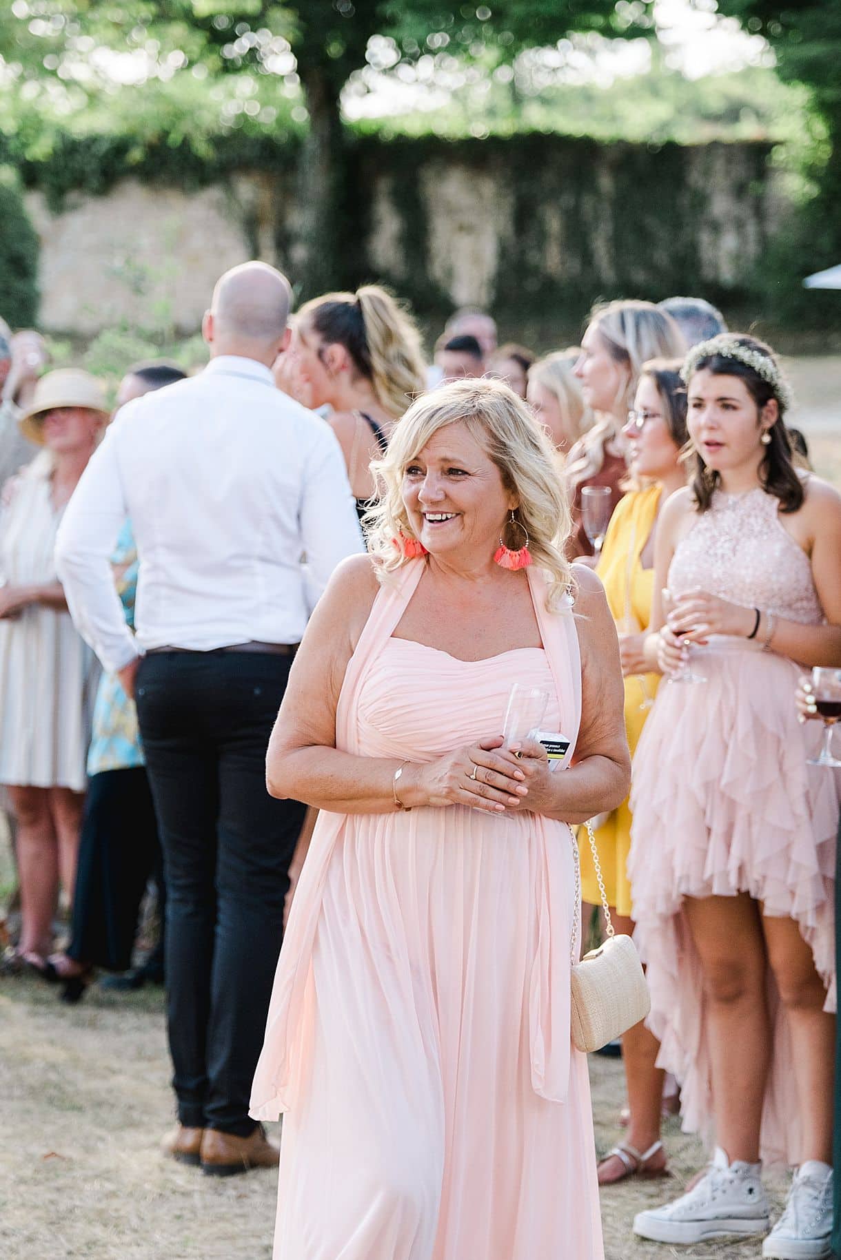 photo de la maman de la mariée pendant le cocktail pour le mariage de marine et louis au chateau de birot