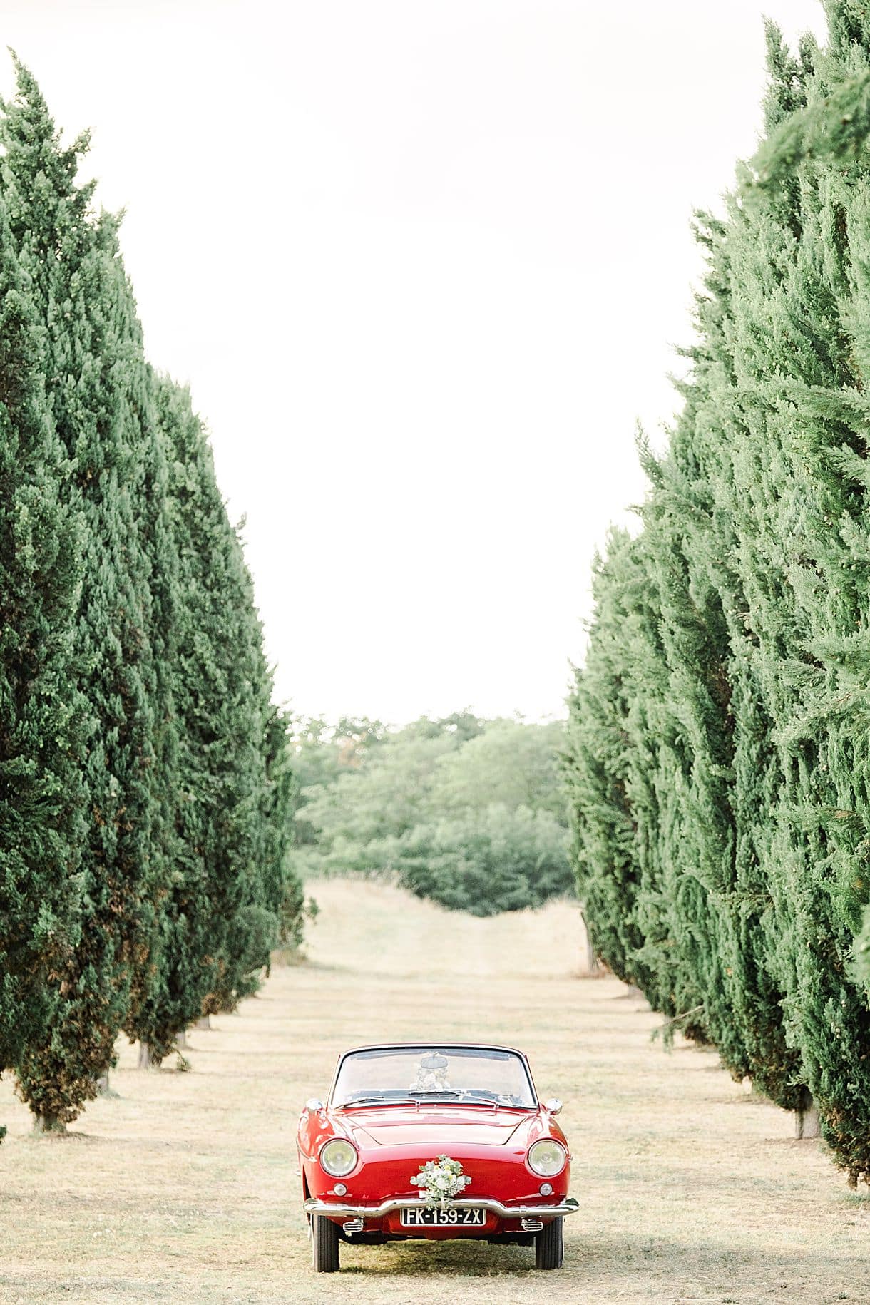 voiture de collection des mariés au chateau de birot à beguey