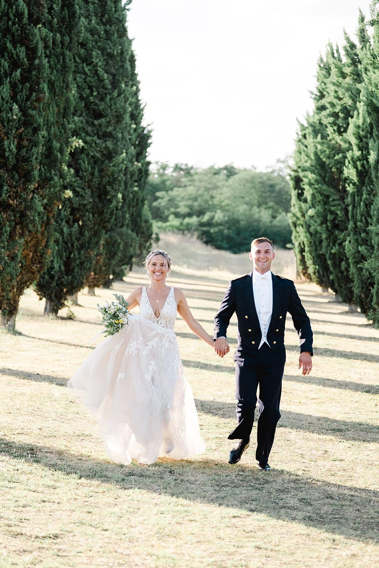 les mariés sont en train de courir au chateau de birot pour leur photo de couple