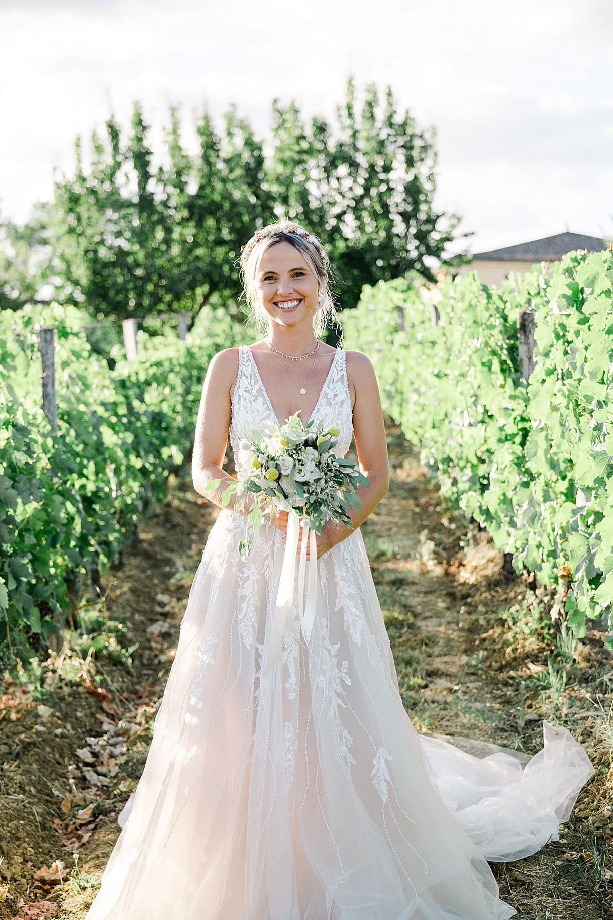 portrait de la mariée au chateau de birot dans les vignes photos prise par pixaile photography