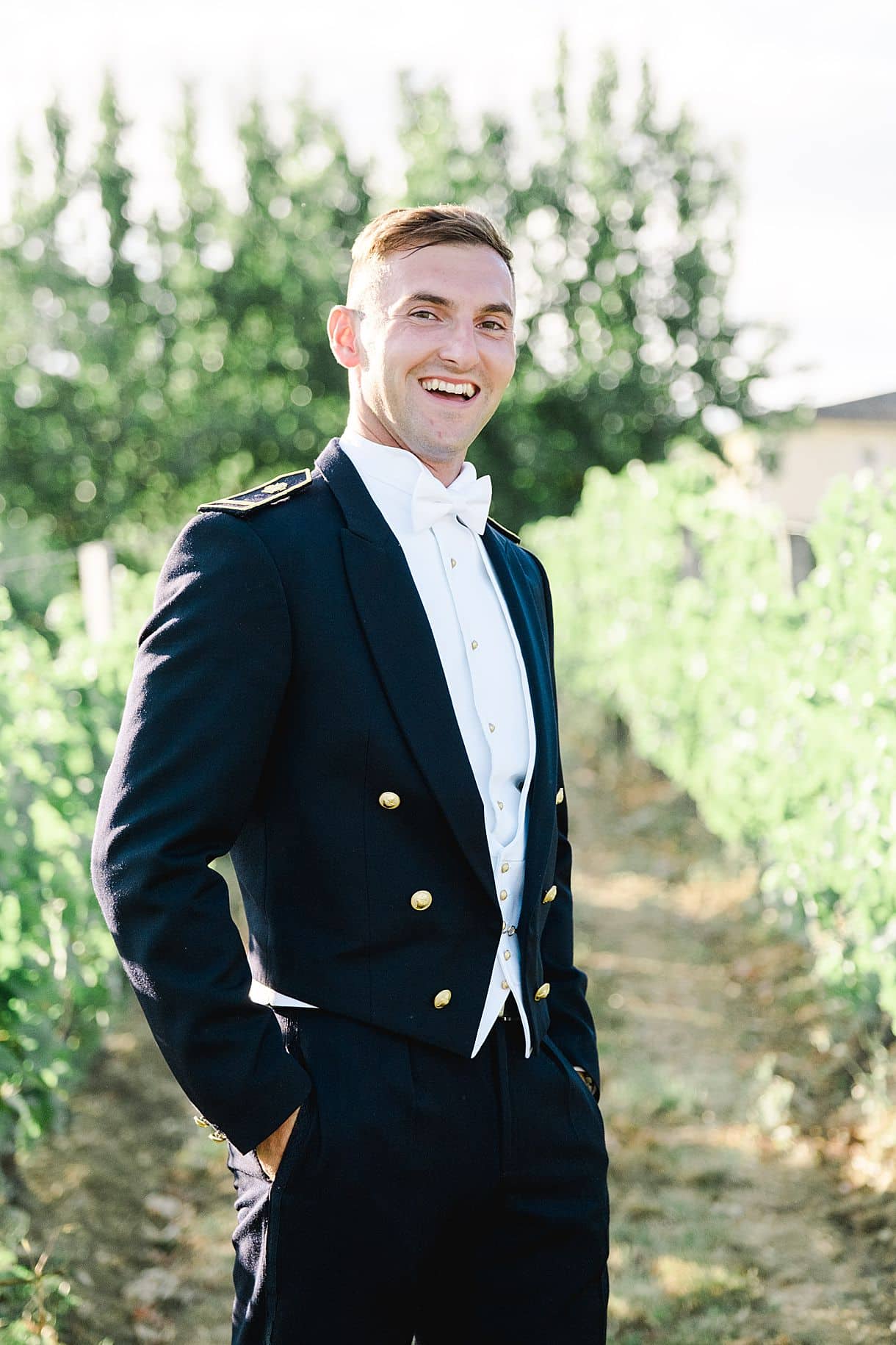 photo de portrait du marié au chateau de birot dans les vignes photos par julien boyer