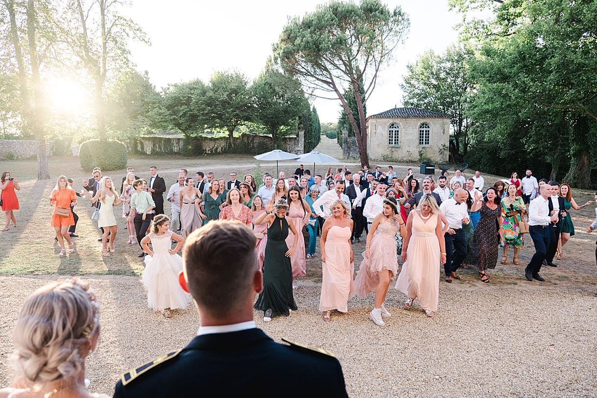 flash mob lors du mariage de marine et louis au chateau de birot proche de bordeaux par pixaile photography photographe
