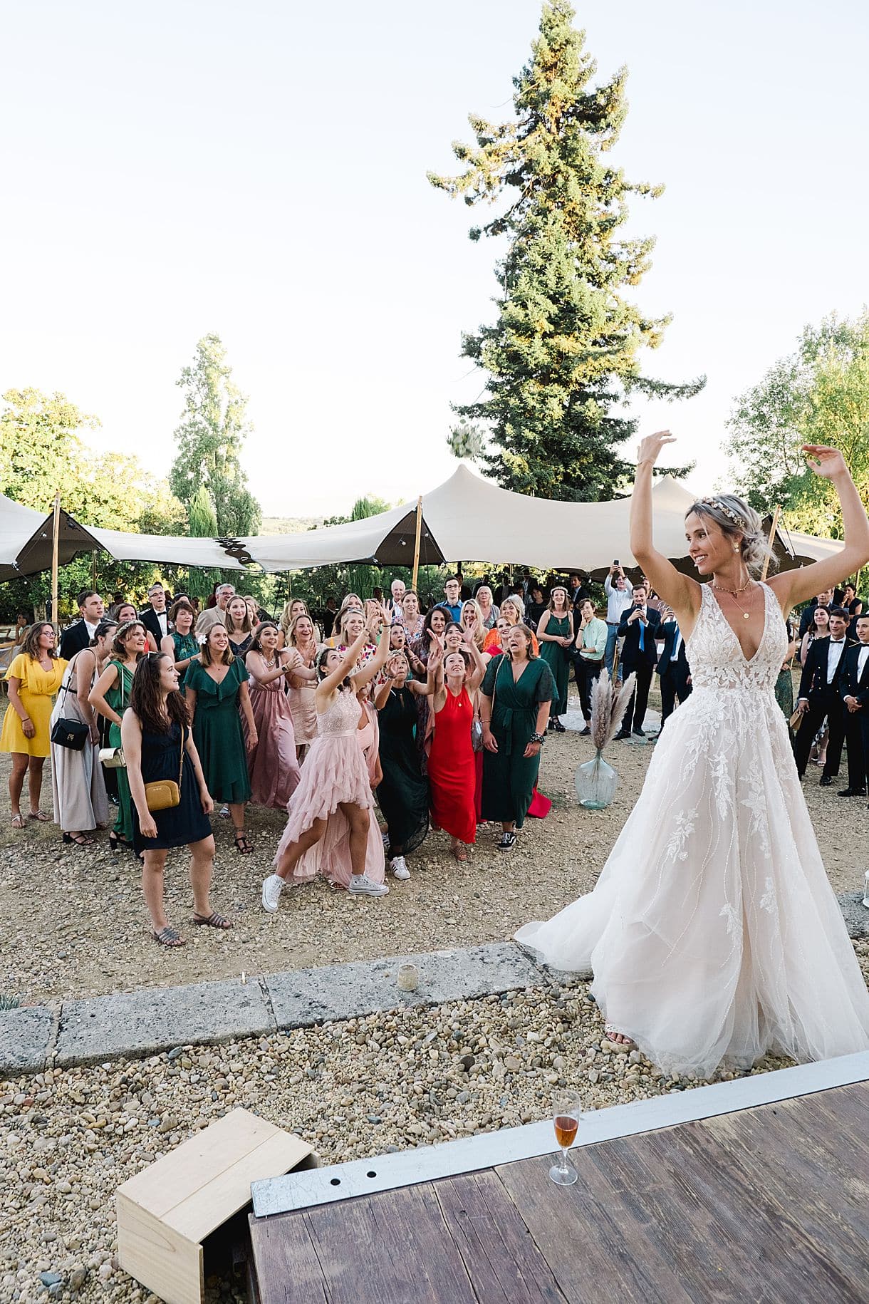 préparation du lancé de bouquet au chateau de birot à l'éxtérieur par julien boyer photographe de mariage à bordeaux