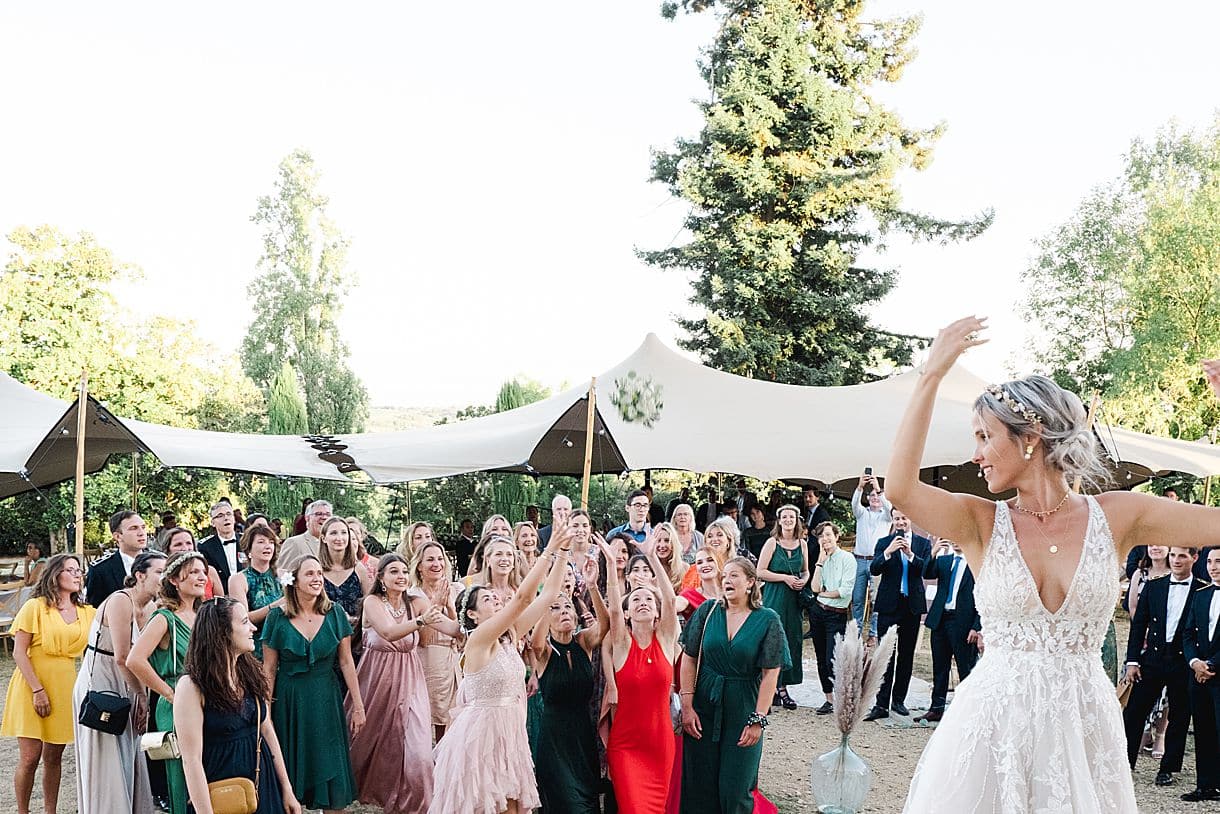 voici le lancé du bouquet au chateau de birot par julien boyer photographe de mariage à bordeaux