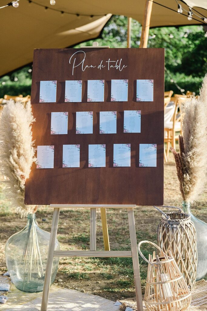 plan de table pour les invités au chateau de birot par pixaile photography