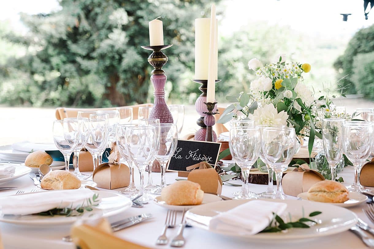 photos de détails des tables de réception du mariage de marine et louis au chateau de birot par pixaile photography