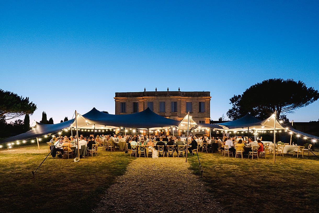 photos de l'ensemble du chateau de birot avec un ciel obscure pour le mariage de marine et louis