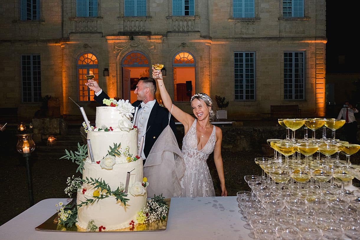 gâteau des mariés suivi de la fontaine de champagne au chateau de birot par pixaile photography photographe de mariage à bordeaux