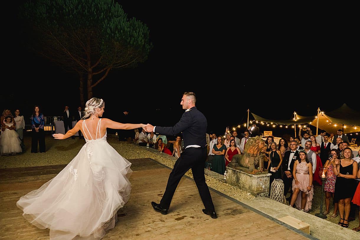 les mariés sont en train de danser lors de leur ouverture de bal à l'extérieur du chateau de birot photos prise par pixaile photography