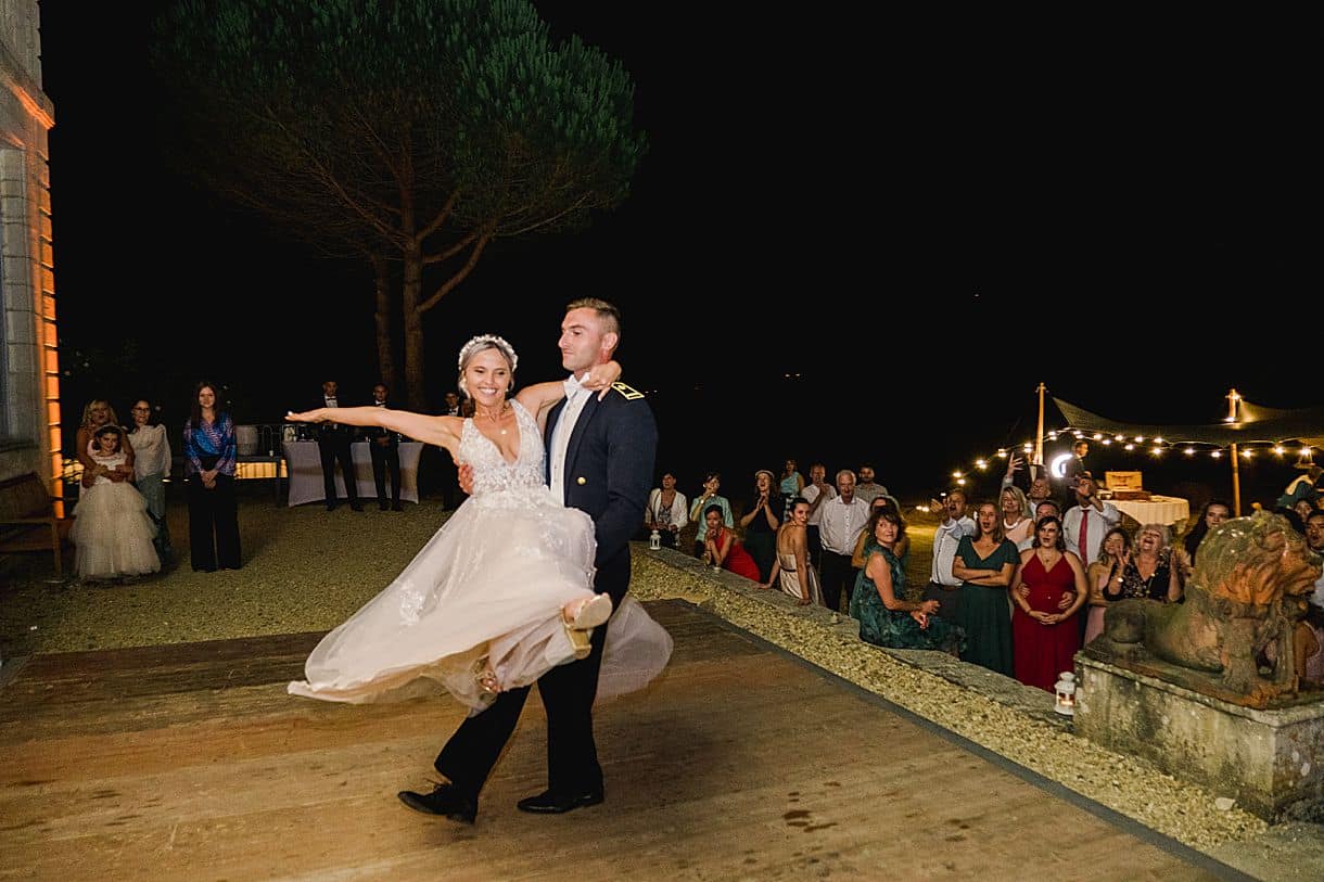 le marié porte la mariée lors de leur ouverture de bal au chateau de birot. Photos prise par julien boyer pixaile photography